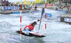 Участник проходит через ворота на "ICF World Canoe Slalom Championships"